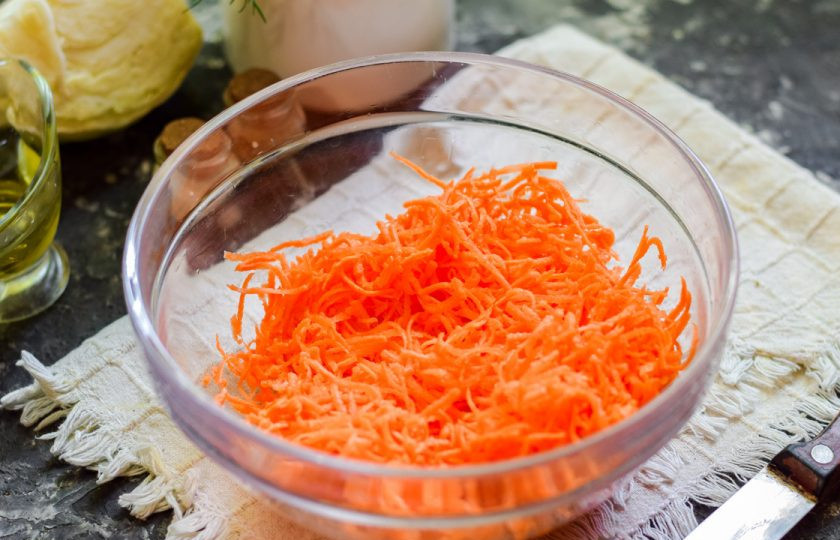 1. Этап. Казацкий борщ: Морковь очистите и вымойте, натрите на средней терке.