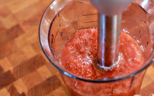 1. Этап. Чизкейк с гуавой: 4. Слить сироп с гуавы. Поместить гуаву в кухонный комбайн, взбивать в течение 1 минуты до однородной массы.