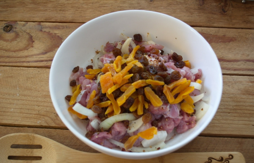 1. Этап. Осетинский пирог Царский: Добавьте специи. Нарежьте промытую курагу. Добавьте промытый изюм. Перемешайте.