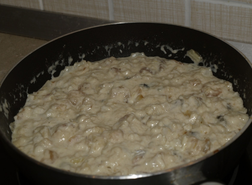 1. Этап. Чупе из морепродуктов по-чилийски: Обжаривать в течении 2 минут, добавить вымоченный хлеб и сливки. Посолить, поперчить. Тушить 10 минут. Добавить тёртые рокфор и гауду. Хорошо перемешать и снять с огня.