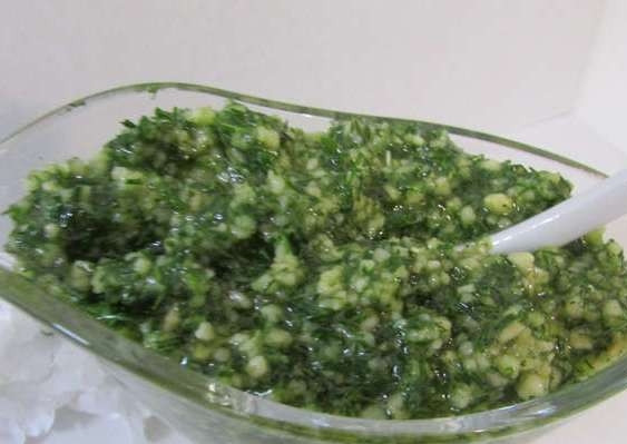 1. Этап. Индейка с соусом Песто: Вначале приготовьте соус. Укроп помойте, обсушите и мелко нарежьте. Пармезан нарежьте небольшими кубиками, добавьте к нему измельчённый чеснок с укропом и орехами. Всё измельчите в блендере, приправьте солью и влейте масло.