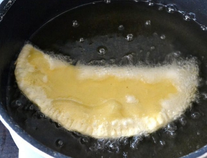 1. Этап. Чебуреки на заварном тесте: 10. Разогрейте сковороду с большим количеством растительного масла, выложите чебуреки и обжарьте до румяной корочки.