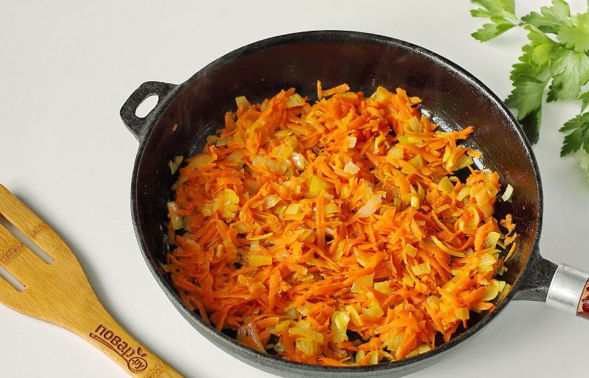 1. Этап. Голубцы по-румынски: Лук нарежьте кубиками. Морковь натрите на терке. Обжарьте овощи на растительном масле до мягкости.