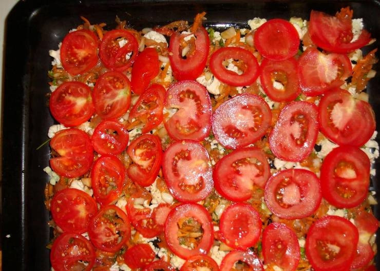 1. Этап. Цветная капуста с яйцом и помидорами: Помидоры моем и нарезаем кружочками, затем раскладываем на капусту и фарш.