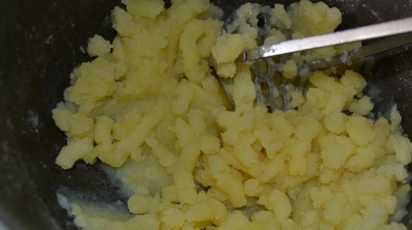 1. Этап. Картофельные ватрушки с курицей: Очищенный и промытый картофель отварите в подсоленной воде до готовности. Потом потолките его в пюре.