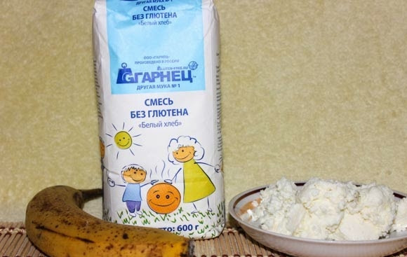 1. Этап. Творожно-банановое печенье: 1. Перед вами базовый набор ингредиентов, необходимых, чтобы повторить этот простой рецепт творожно-бананового печенья на своей кухне. Вы можете по желанию его дополнить не только медом или сахаром, но и сухофруктами, например.