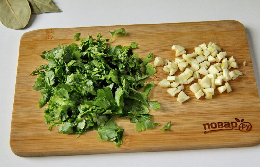 1. Этап. Татариахни: Измельчите ножом зелень и чеснок.