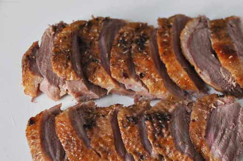 1. Этап. Салат с уткой: Отделяем от утки грудки. Режем их наискосок красивыми пластинами.