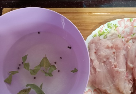 1. Этап. Грудка запеченнаяЗакусочная: Сначала нужно приготовить рассол. Для этого необходимо растворить соль и сахар в холодной воде. Воду я брала из под крана. Добавить в рассол поломанный лавровый лист и черный перец горошком. Две грудки я разделила пополам, т. е. у меня получилось четыре части.