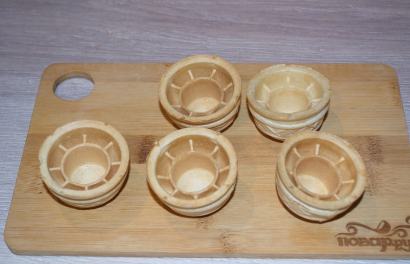 1. Этап. Тарталетки с икрой и сливочным сыром: Подготовьте тарталетки. Тарталетки бывают нескольких видов. Все зависит от вида теста, из которого они приготовлены. Мои тарталетки вафельные. Бывают песочные.