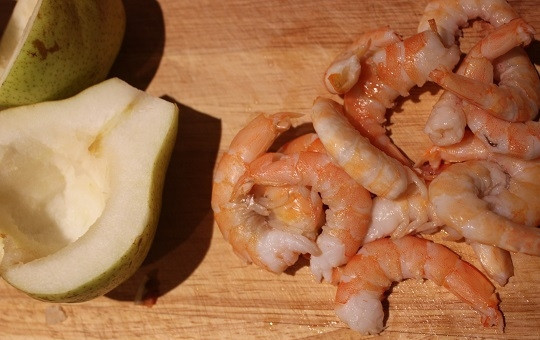 1. Этап. Груша, запеченная с креветками и сыром: 3. Параллельно отварите в подсоленной воде креветки. Охладите их немного и при необходимости очистите.