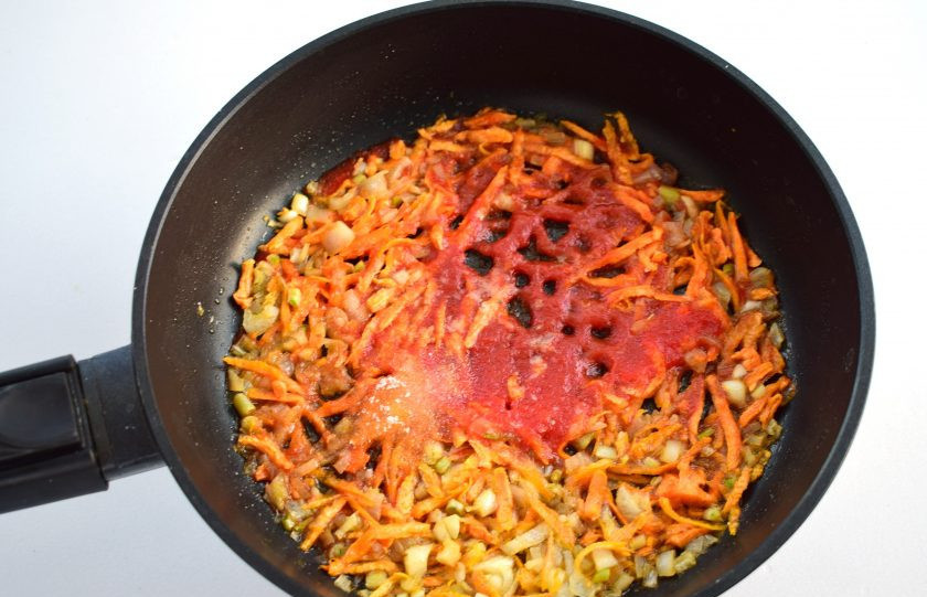 1. Этап. Борщ белорусский: 5. Морковь натрите на крупной терке, лук и корень петрушки измельчите. На сковороде растопите смалец или измельченное сало, пассеруйте измельченные коренья до золотистой корочки. Влейте томатное пюре, доведите до кипения, готовьте еще 5 минут. Добавьте сахар по вкусу.