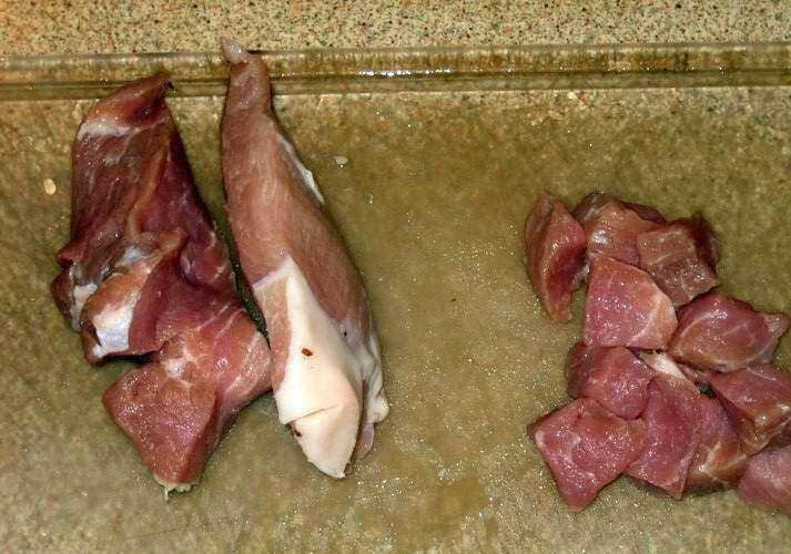 1. Этап. Каварма из баранины: Баранину нарезаем небольшими кубиками.