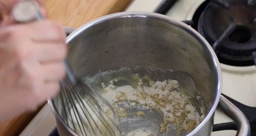 1. Этап. Семга под соусом Бешамель: 1. В сотейнике растопим масло, обжарим на нем муку до золотистого цвета.