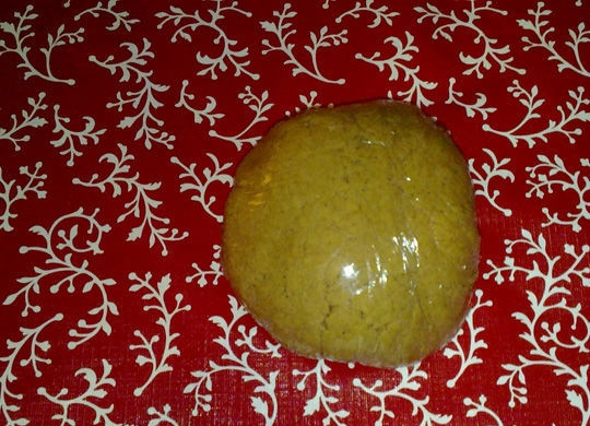 1. Этап. Имбирное печенье на Рождество: Теперь замешайте тесто руками. Слепите из него шар. Уберите его в пищевую плёнку. Оставьте массу в холодильнике на 30 минут.