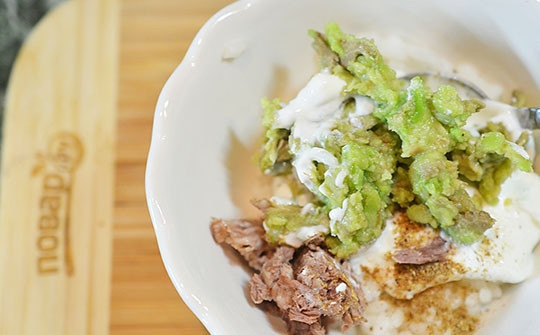 1. Этап. Паштетный салат из авокадо и риса: Всё перемешайте, добавьте заправку.