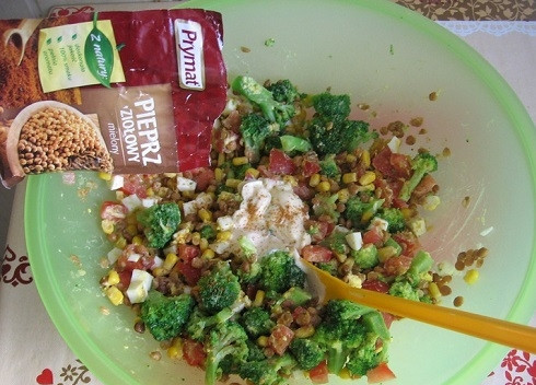 1. Этап. Салат из чечевицы: Добавляем соль, перец, приправы и майонез. Перемешиваем салат.