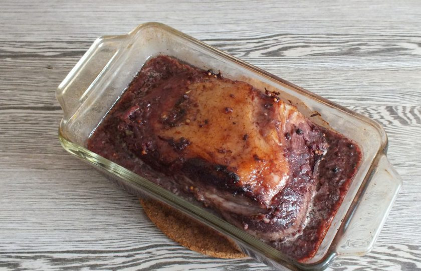 1. Этап. Буженина в вине: Через 20 минут достаньте мясо из духовки и полейте сверху маринадом с вином. Верните в духовку, установите температуру на 170 градусов. Запекайте еще 40 минут.