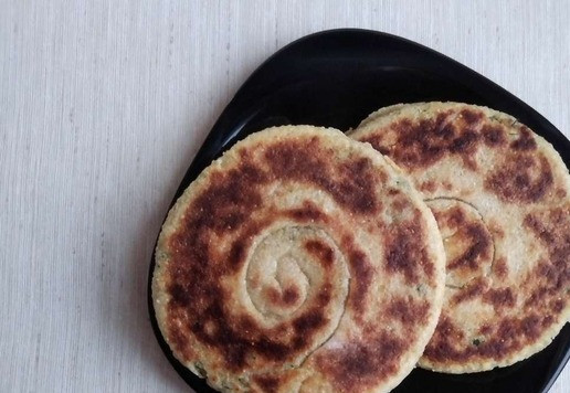 1. Этап. Чечевично-злаковые лепёшки с зеленью: Выпекайте на сухой сковороде до румяной корочки, с каждой стороны примерно по 5 минут, на небольшом огне.