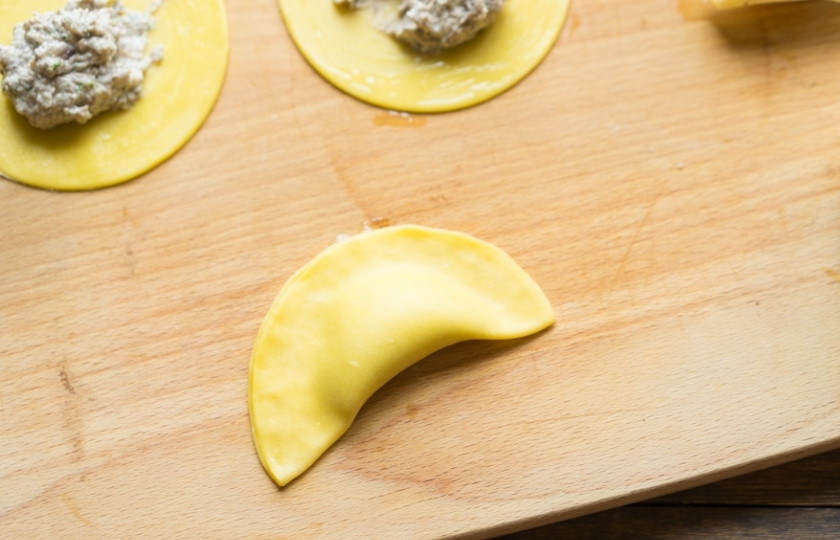 1. Этап. Итальянские пельмени: Теперь приступаем к лепке пельменей, сложите тесто пополам и закрепите края.