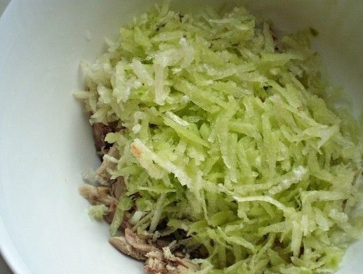 1. Этап. Салат с зеленой редькой: 5. В глубокую миску кладу измельченное мясо, добавляю зеленую редьку.