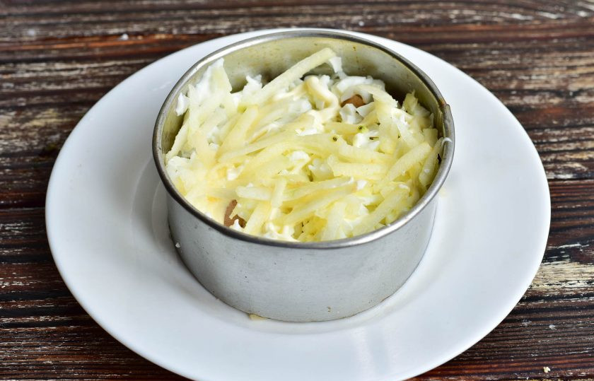 1. Этап. Салат Чебурашка с курицей: На белки выложите очищенное и натертое на крупной терке яблоко.