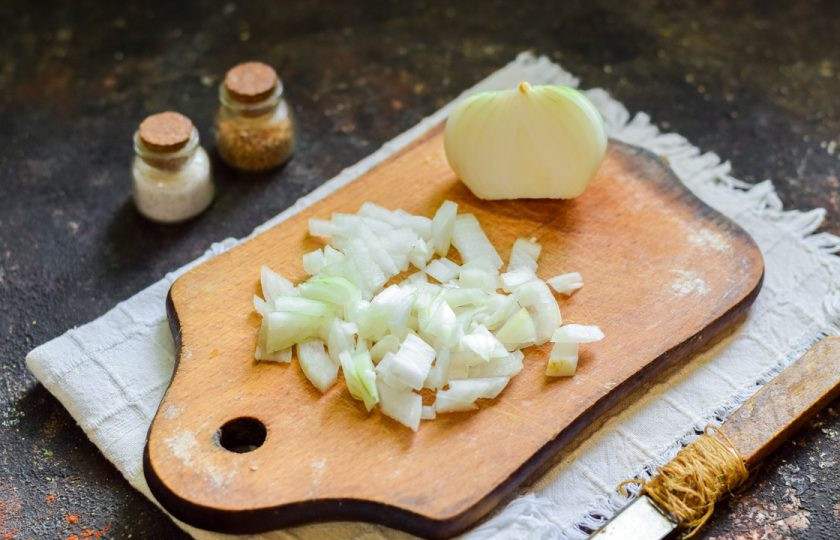 1. Этап. Картофельный суп с гречкой: Очистите лук, сполосните и нарежьте небольшими кубиками.