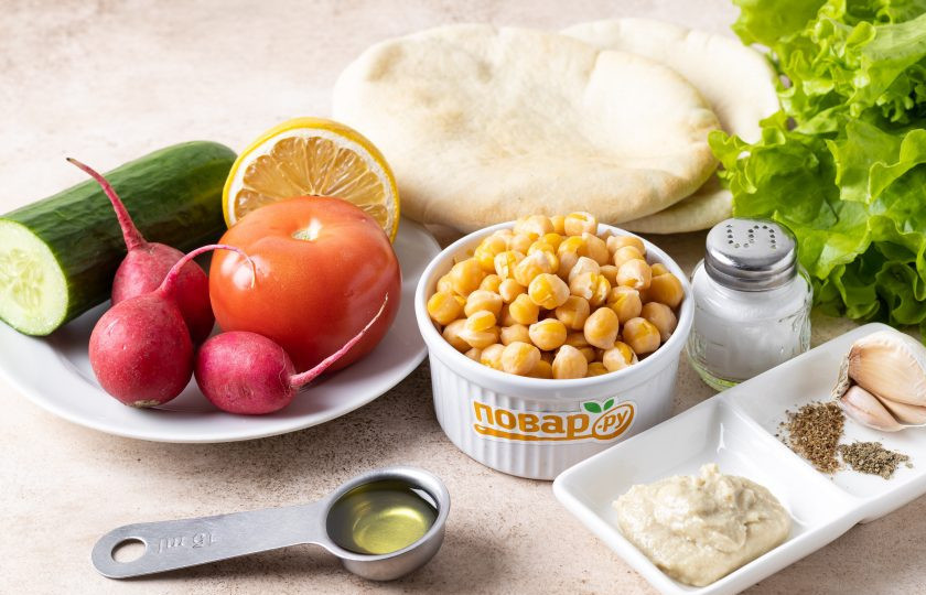 1. Этап. Пита начиненная хумусом и весенним салатом: Подготовьте все ингредиенты.