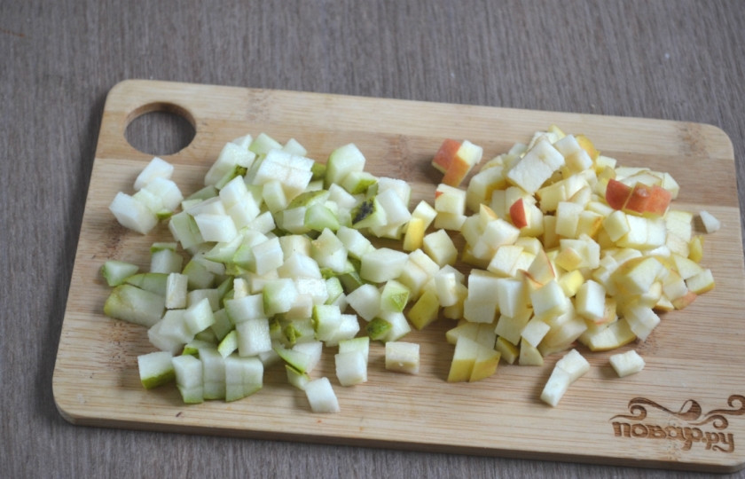 1. Этап. Салат Коктейль с креветками: Яблоко и грушу порежьте кубиками.