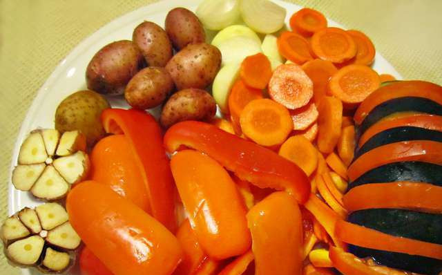 1. Этап. Баранина в рукаве для запекания: 2. Все овощи моем и нарезаем, как на фото. Картофель оставляем не чищенным, а помидор и баклажан складываем 