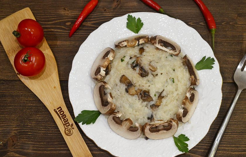 1. Этап. Сливочный рис с грибами: 8. Выложите рис и украсьте пластинами грибов. Приятного аппетита!
