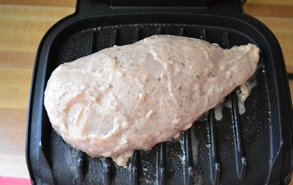 1. Этап. Турецкая шаурма: После этого обжарьте грудки на гриле до готовности с обеих сторон. Если нет гриля, то обжарьте на сковороде.