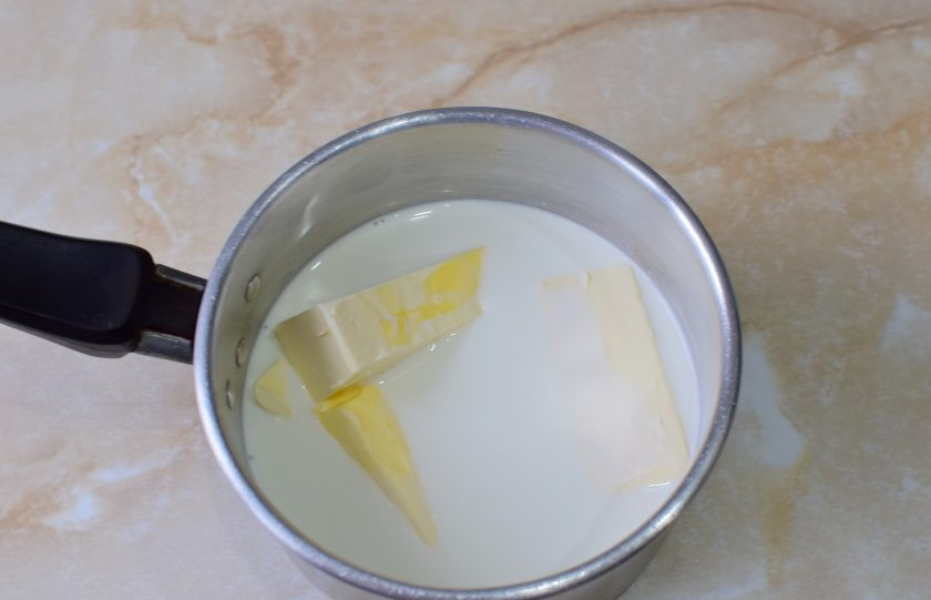 1. Этап. Клубнично-маковый торт: Первым делом будем готовить бисквит. Молоко с маслом поставьте на огонь и доведите до кипения. Масло должно полностью растаять.