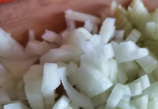 1. Этап. Суп Метис: Нарезать лук кубиками.
