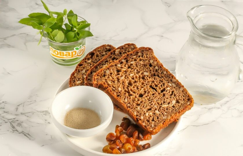 1. Этап. Окрошечный квас с изюмом: Подготовьте указанные ингредиенты. Хлеб приобретите ржаной или черный.