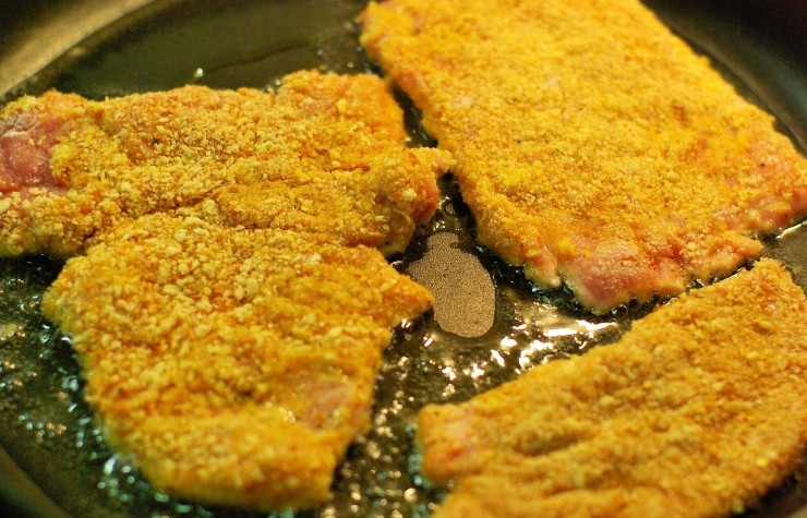 1. Этап. Шницель из телятины: На печку ставим разогреваться сковородку с маслом. Каждый кусочек телятины сначала обмакиваем с двух сторон в яйца, затем в муку, а потом в панировочные сухари и отправляем на сковородку.