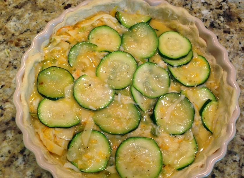 1. Этап. Итальянский пирог с кабачками: Смажьте тесто горчицей. Обжаренные овощи смешайте с массой из взбитых яиц и сыра. Добавьте специи. Выкладываем массу равномерно в форму.