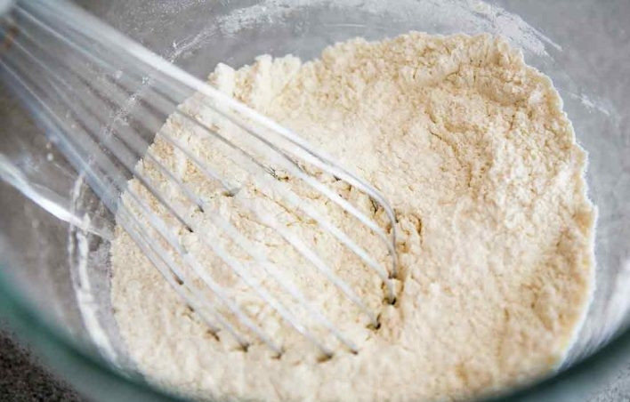 1. Этап. Булочки с шафраном: 3. Смешайте в миске муку, сахар, соль.