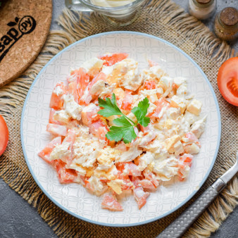 Салат с помидорами и курицей