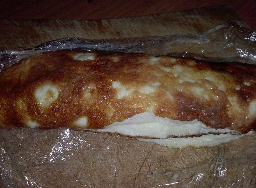 1. Этап. Салат с курицей, омлетом и корейской морковью: 2. Взбейте яйца с молоком, добавьте соль и поджарьте на растительном масле. Затем остывший омлет нужно завернуть трубочкой и замотать в пищевую пленку. Отправьте его в холодильник, пока будем подготавливать остальные ингредиенты.