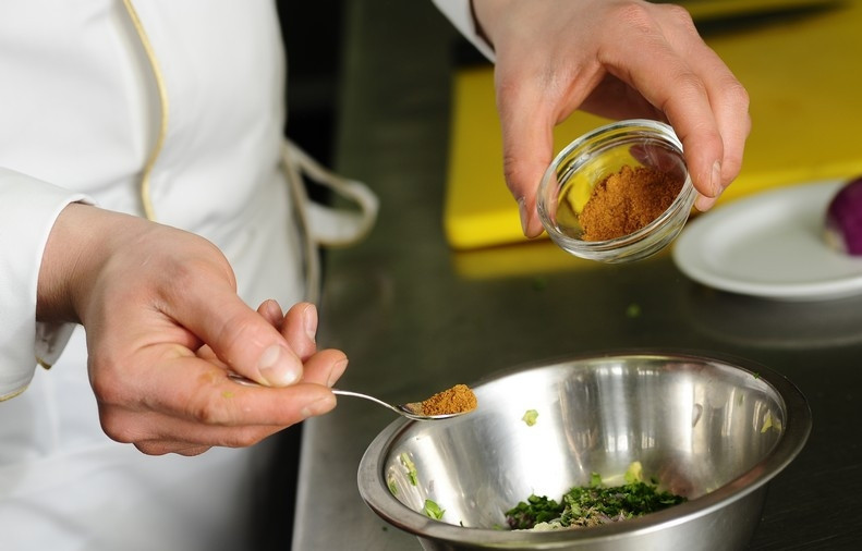 1. Этап. Простой салат из авокадо: Кладем перец.