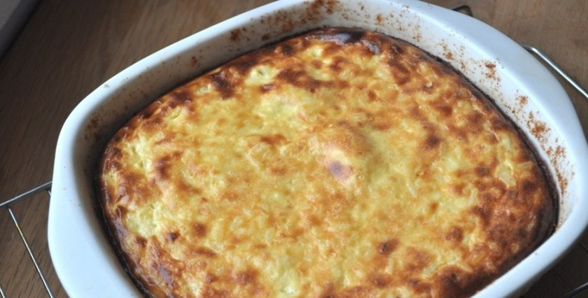 1. Этап. Творожная запеканка с рисом в духовке: 4. Возьмите неглубокую формочку для выпечки. Выложите в нее запеканку и равномерно распределите по всей форме. В заранее разогретую до 180 градусов духовку поставьте форму с запеканкой. Достаньте запеканку из духовки через 30-35 минут (приблизительно).