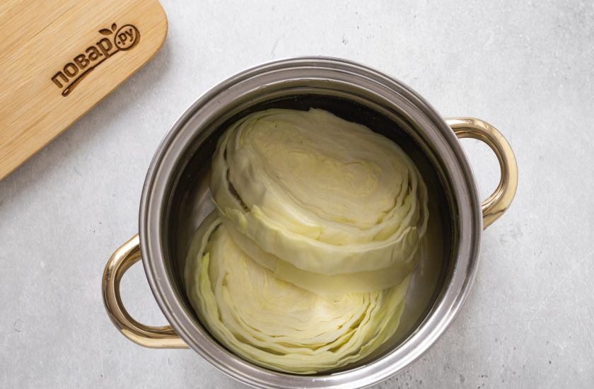 1. Этап. Стейки из капусты на сковороде: Отварите каждый стейк в кипящей подсоленной воде около 4-5 минут.