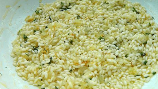 1. Этап. Ризотто с креветками и сливками: Вливаем сухое вино и готовим еще 5-7 минут до полного испарения алкоголя.