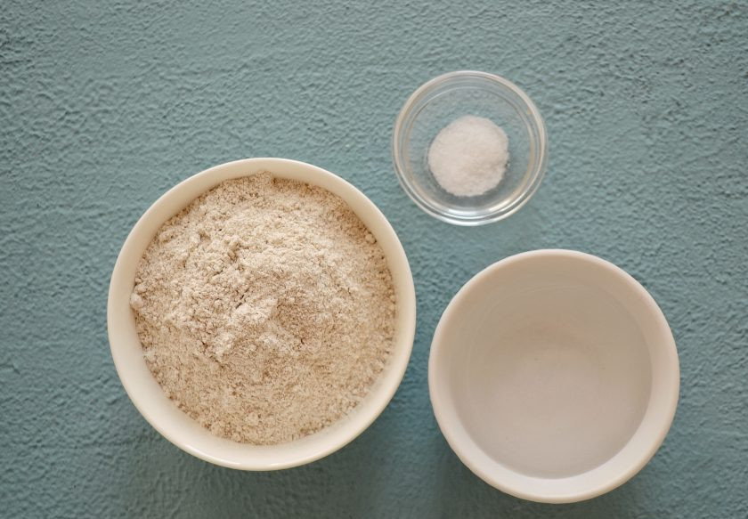 1. Этап. Цельнозерновые лепешки: Подготовьте все ингредиенты.