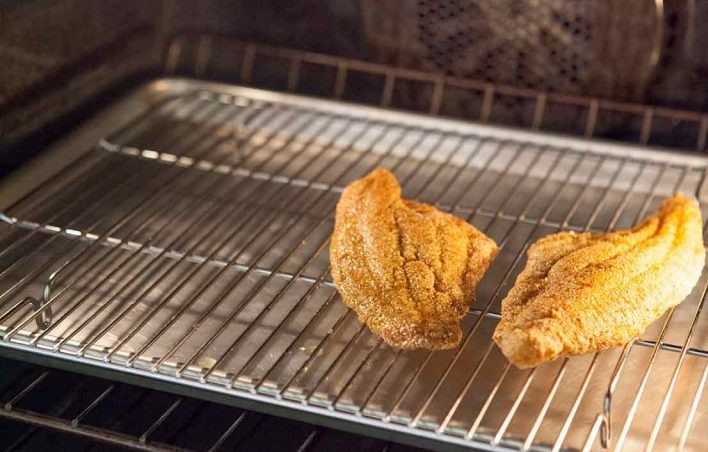 1. Этап. Жареная зубатка: 5. Выложите рыбку в разогретый до 100 градусов духовой шкаф на время приготовления остальных кусочков, что поможет сохранить хрустящую корочку.