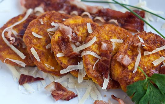 1. Этап. Оладьи из тыквы с сыром: Подавать горячим - со сметаной, беконом или чем-то другим. Импровизация только приветствуется. Приятного аппетита :Р