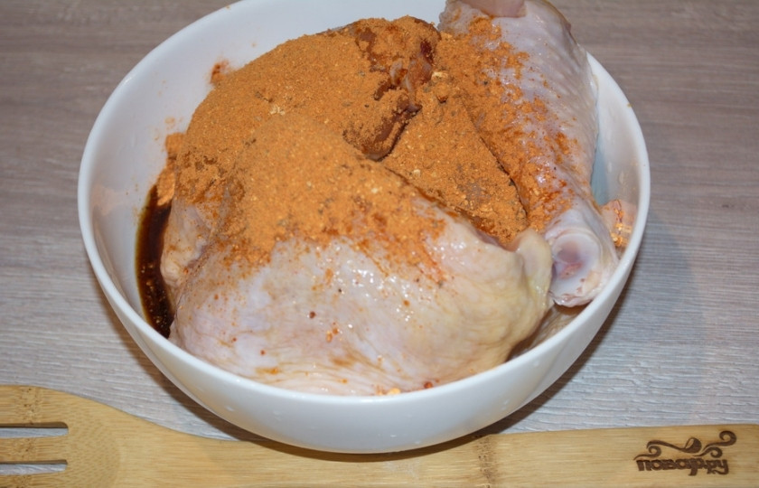 1. Этап. Курица кусочками в духовке в фольге: Мясо поперчите. Добавьте по вкусу специи к курице. Сейчас много продается готовых смесей для запекания мяса птицы. Они могут быть разными. Подойдут любые на ваш выбор. Полейте мясо соевым соусом. Перемешайте. Дайте мясу промариноваться около 30 минут.