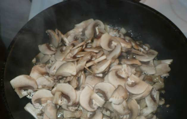 1. Этап. Грудка индейки с грибами: На разогретую сковороду наливаем масло для жарки. Грибы выкладываем томиться на тихом огне, пока не уйдет влага.