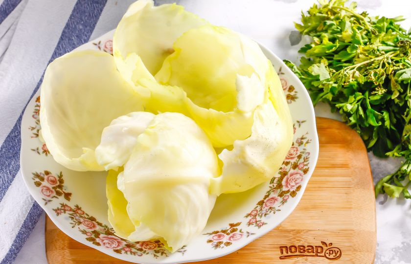 1. Этап. Пхали из капусты по-грузински: Затем вилок капусты извлеките, аккуратно разберите на листья, подрезая их у основания. Срежьте с листьев утолщения и дайте им остыть.